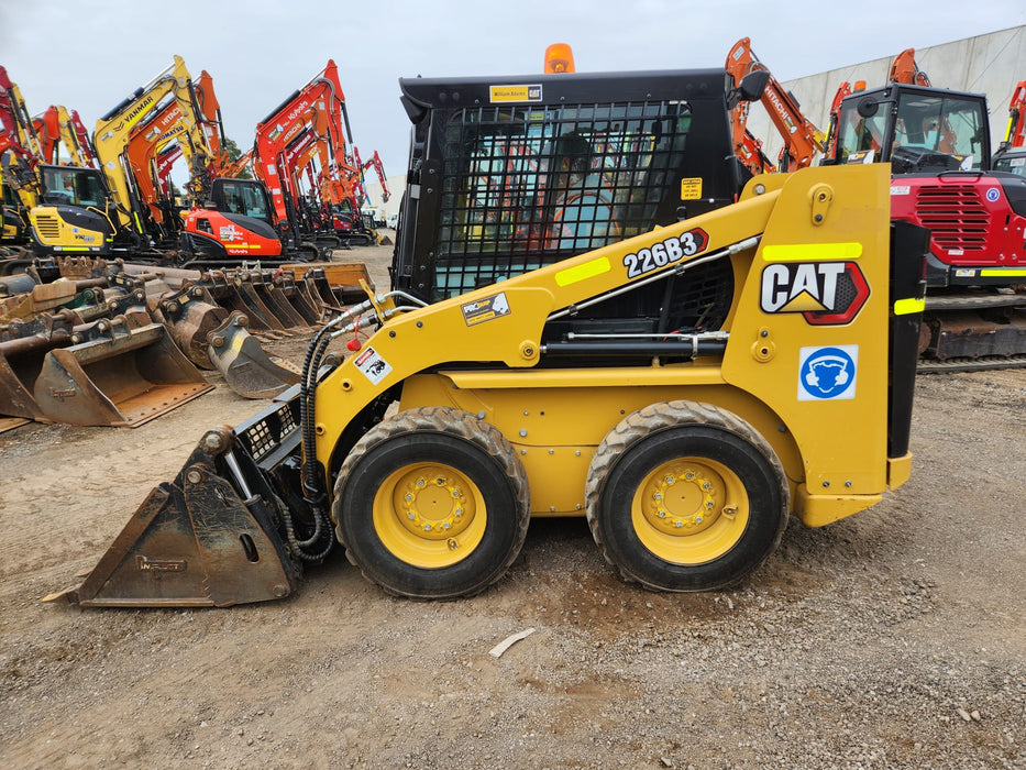 2023 CAT 226B3 SKID STEER (S156) WITH 4 IN 1 BUCKET, FULL CIVIL SPEC AND 320 HRS