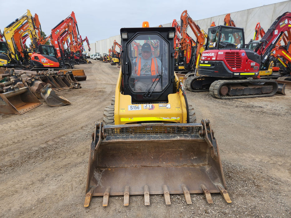 2023 CAT 226B3 SKID STEER (S156) WITH 4 IN 1 BUCKET, FULL CIVIL SPEC AND 320 HRS