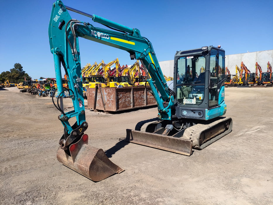 2019 KOBELCO SK55SRX-6 EXCAVATOR (M1074) WITH CAB, ATTACHMENTS, 2840 HOURS