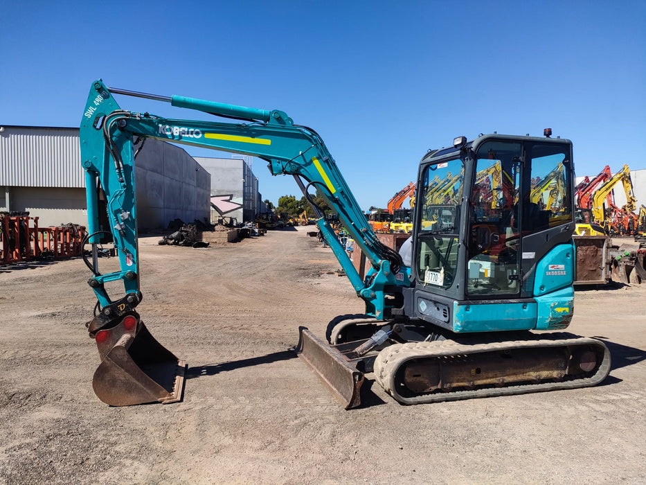 2019 KOBELCO SK55SRX-6 EXCAVATOR (M1074) WITH CAB, ATTACHMENTS, 2840 HOURS