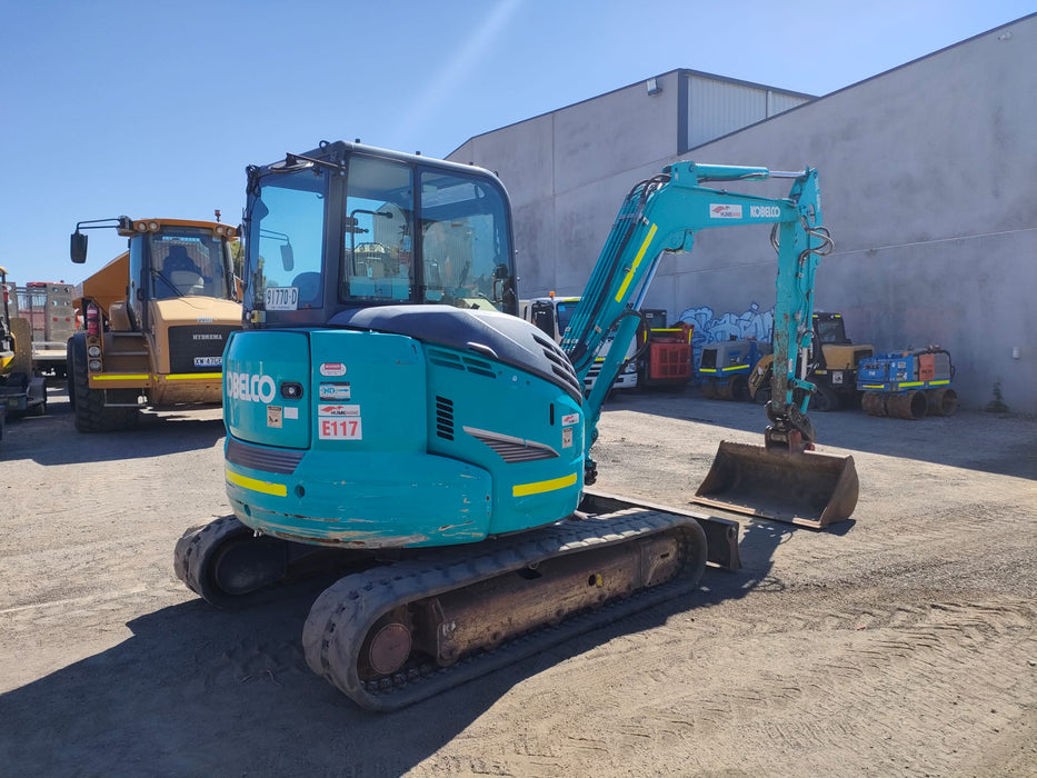 2019 KOBELCO SK55SRX-6 EXCAVATOR (M1074) WITH CAB, ATTACHMENTS, 2840 HOURS