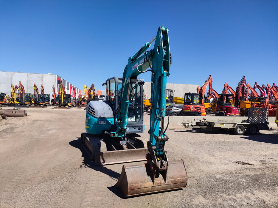 2019 KOBELCO SK55SRX-6 EXCAVATOR (M1074) WITH CAB, ATTACHMENTS, 2840 HOURS