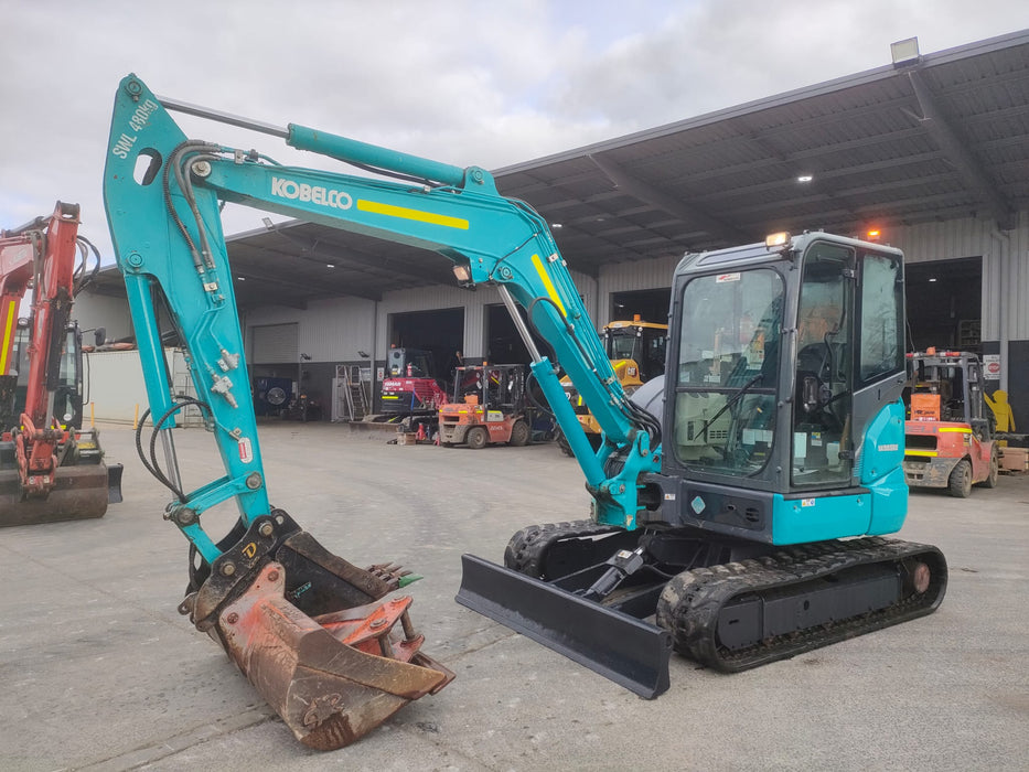 2019 KOBELCO SK55SRX-6 EXCAVATOR (M1074) WITH CAB, ATTACHMENTS, 2840 HOURS