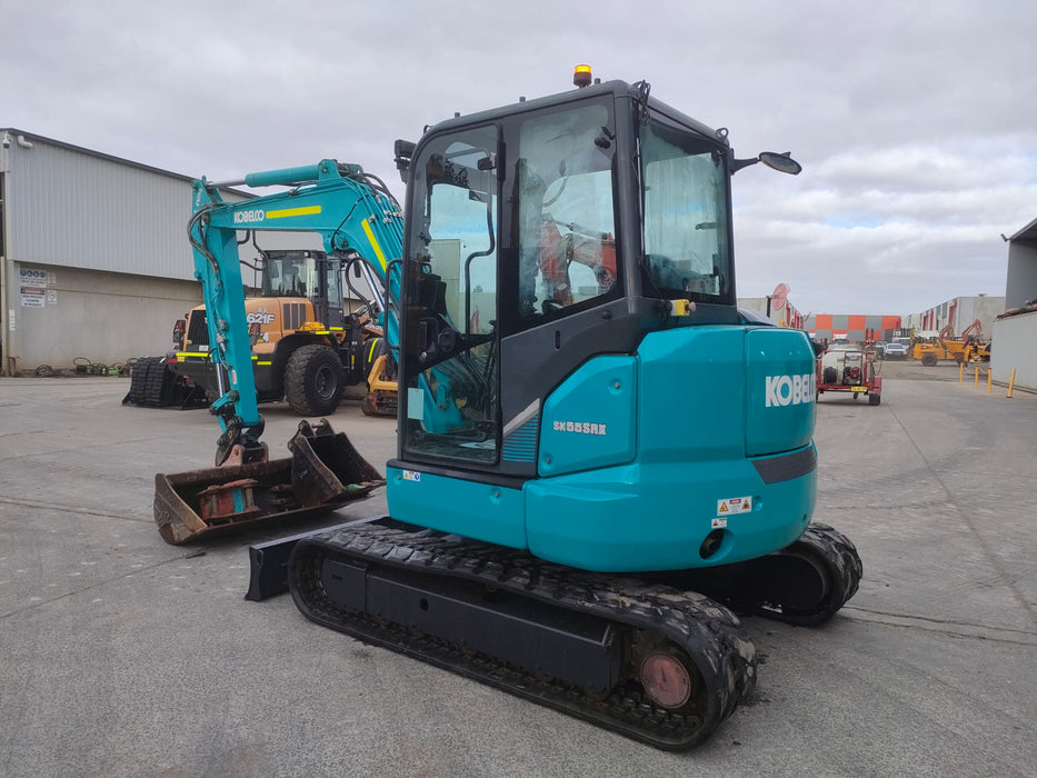 2019 KOBELCO SK55SRX-6 EXCAVATOR (M1074) WITH CAB, ATTACHMENTS, 2840 HOURS