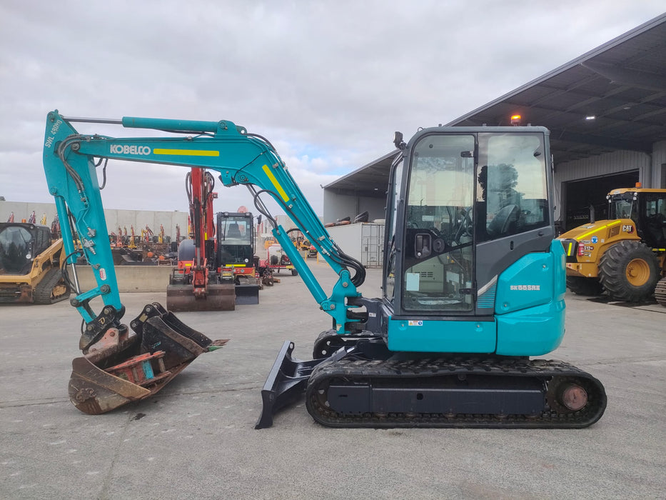 2019 KOBELCO SK55SRX-6 EXCAVATOR (M1074) WITH CAB, ATTACHMENTS, 2840 HOURS