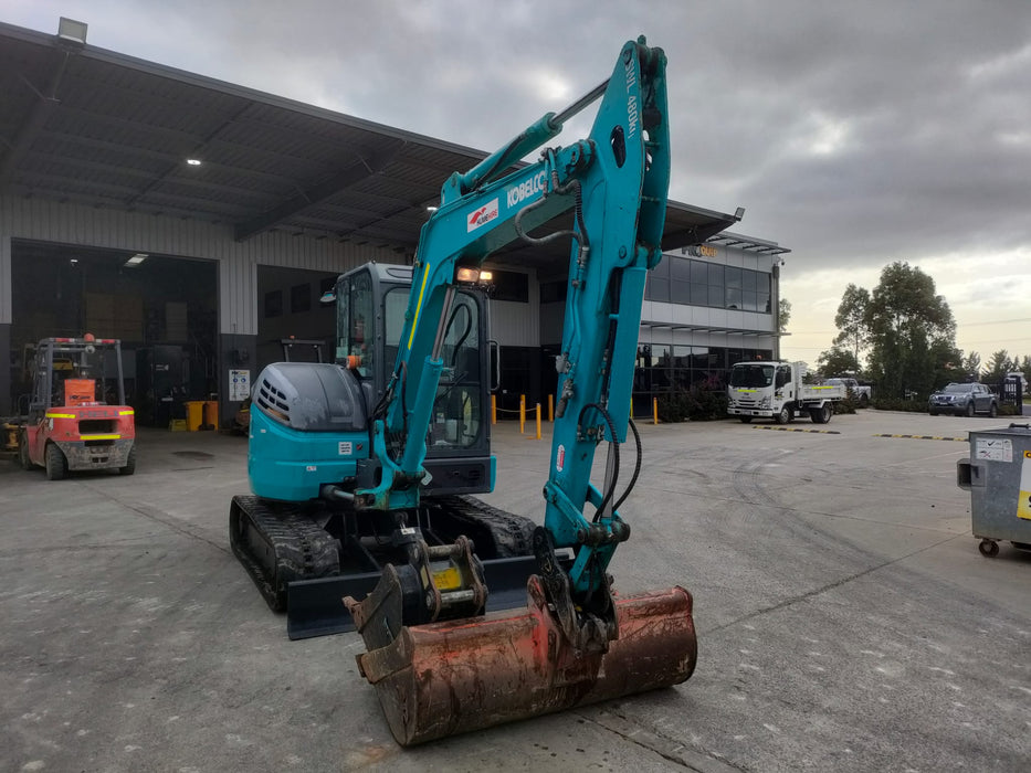 2019 KOBELCO SK55SRX-6 EXCAVATOR (M1074) WITH CAB, ATTACHMENTS, 2840 HOURS