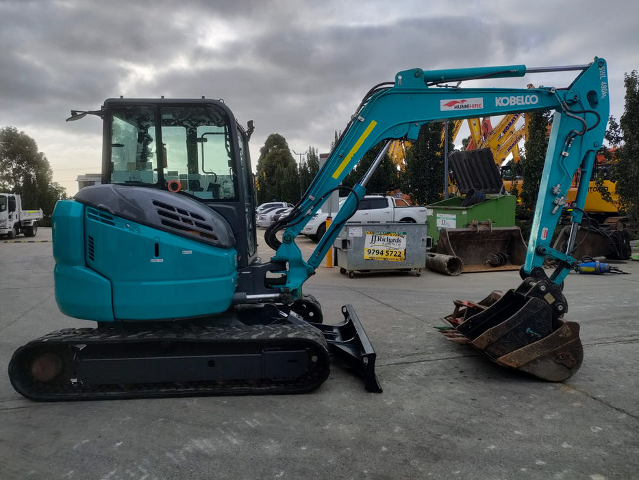 2019 KOBELCO SK55SRX-6 EXCAVATOR (M1074) WITH CAB, ATTACHMENTS, 2840 HOURS