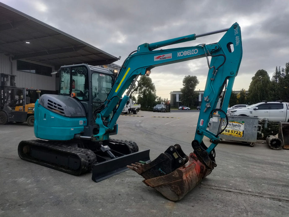 2019 KOBELCO SK55SRX-6 EXCAVATOR (M1074) WITH CAB, ATTACHMENTS, 2840 HOURS