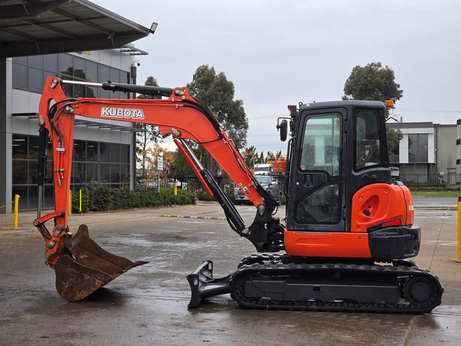 2017 KUBOTA U55-4 5.5T EXCAVATOR (M1078) WITH A/C CAB, HITCH AND 3365 HOURS