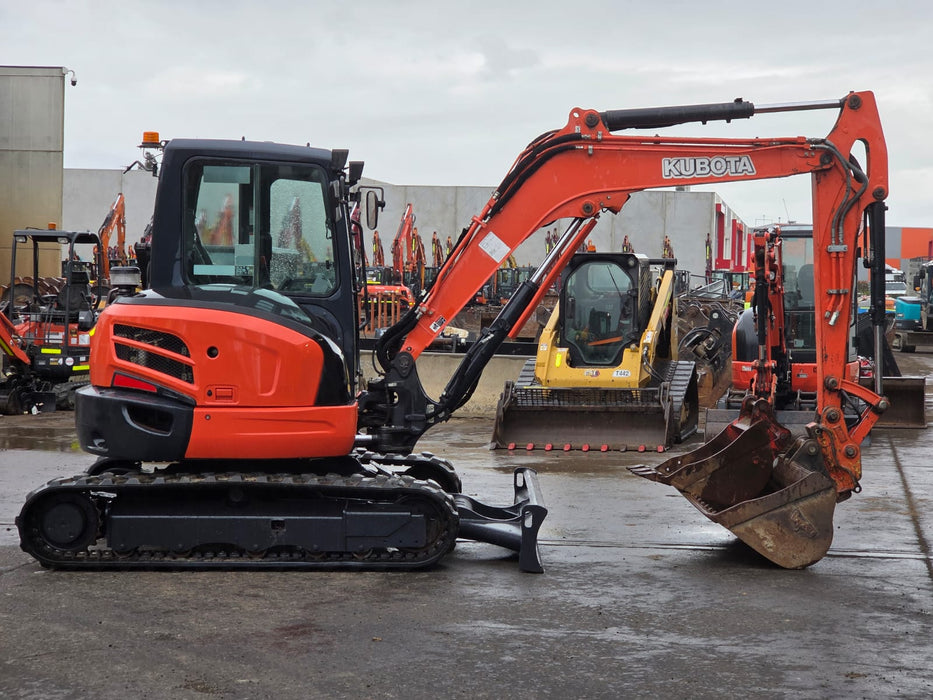 2017 KUBOTA U55-4 5.5T EXCAVATOR (M1078) WITH A/C CAB, HITCH AND 3365 HOURS