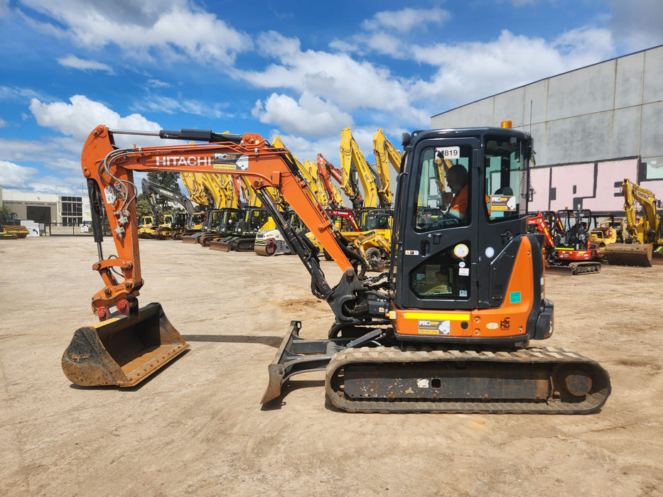 2022 HITACHI ZX55U-5 5.5T EXCAVATOR (M819) WITH CAB, HITCH, BUCKETS, 1420 HRS