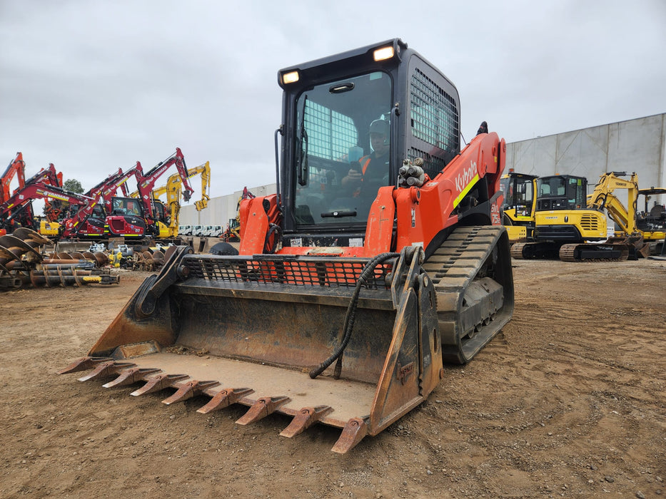 2022 KUBOTA SVL75-2 TRACK LOADER (L66) WITH HF, WIDE TRACKS, 4 IN 1 AND 1120 HRS