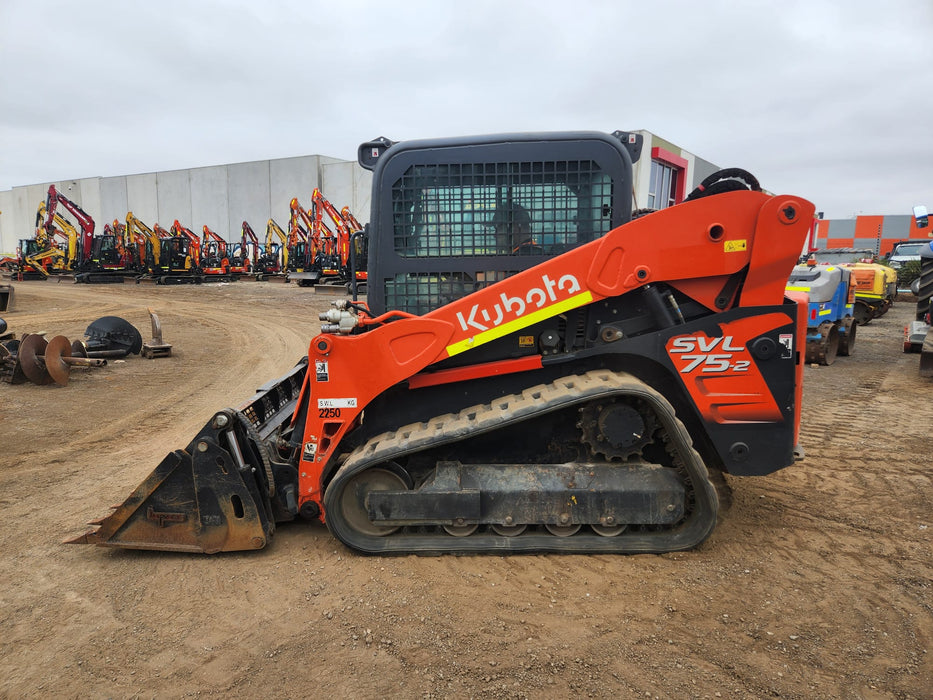 2022 KUBOTA SVL75-2 TRACK LOADER (L66) WITH HF, WIDE TRACKS, 4 IN 1 AND 1120 HRS