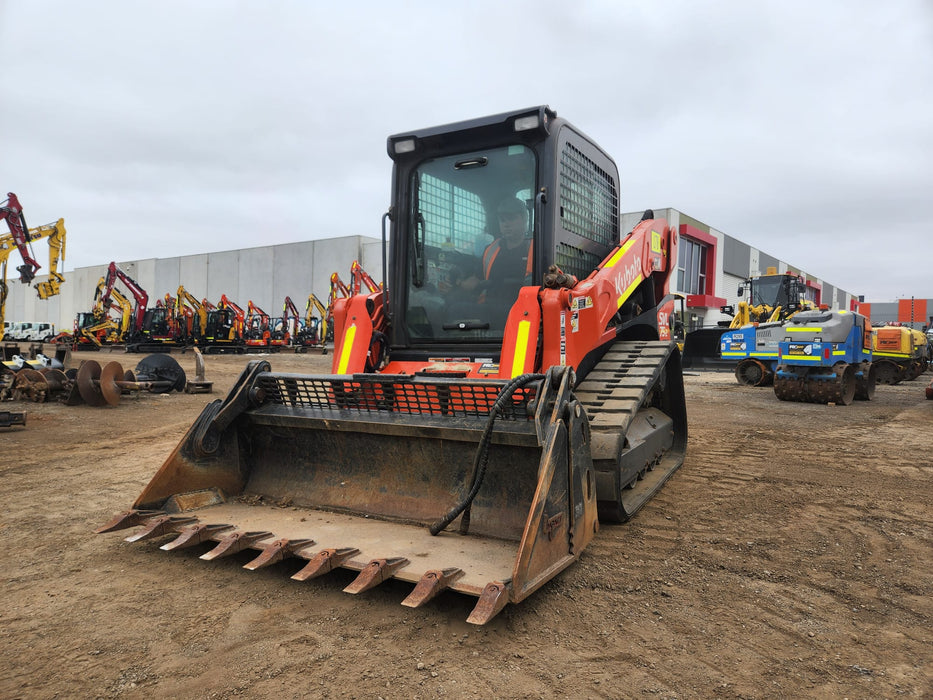 2023 KUBOTA SVL75-2 TRACK LOADER (L78) WITH 4 IN 1 BUCKET AND 943 HOURS