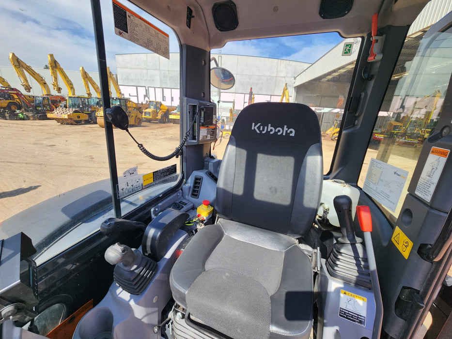 2021 KUBOTA U55-4 WITH A/C CAB, TILT HITCH, ANGLE BLADE, CIVIL SPEC AND 1200HRS