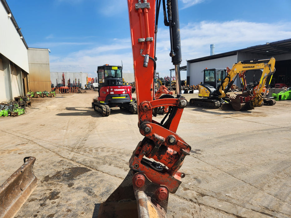2021 KUBOTA U55-4 WITH A/C CAB, TILT HITCH, ANGLE BLADE, CIVIL SPEC AND 1200HRS
