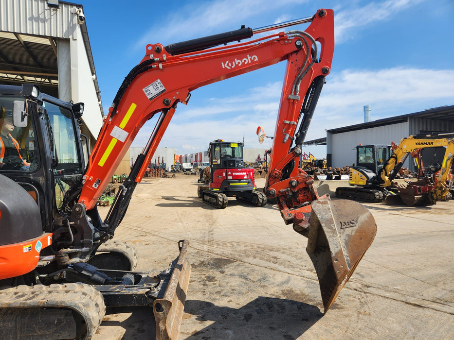2021 KUBOTA U55-4 WITH A/C CAB, TILT HITCH, ANGLE BLADE, CIVIL SPEC AND 1200HRS