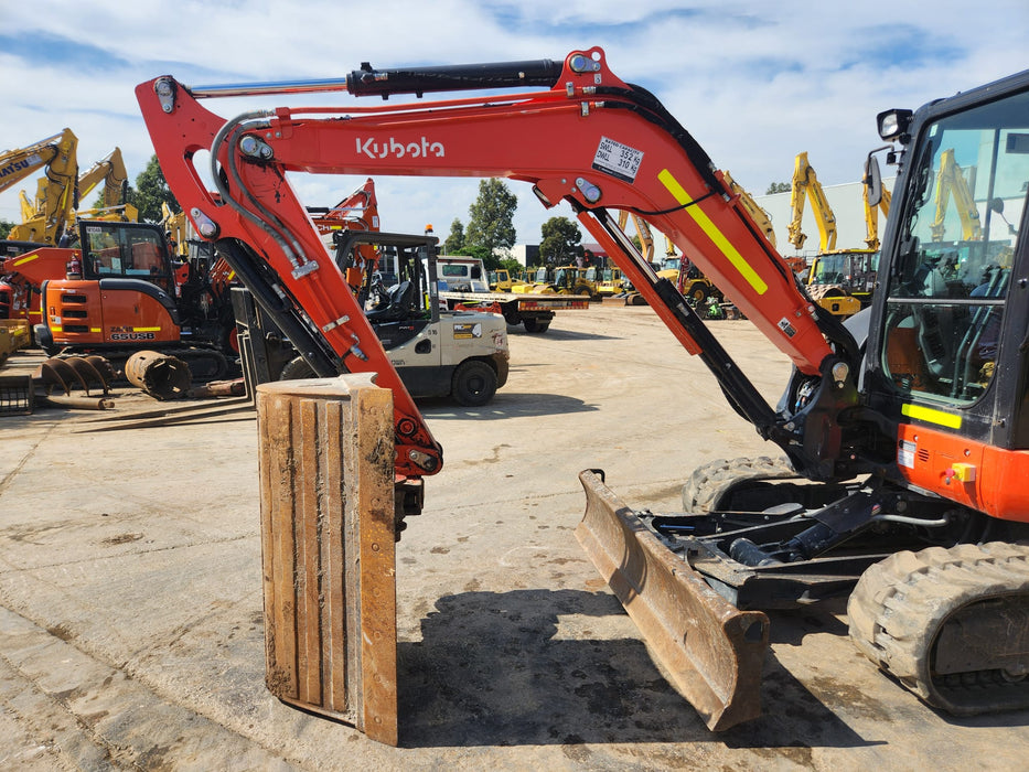 2021 KUBOTA U55-4 WITH A/C CAB, TILT HITCH, ANGLE BLADE, CIVIL SPEC AND 1200HRS