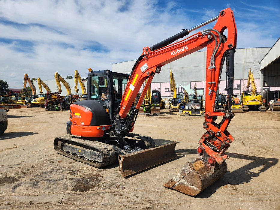 2021 KUBOTA U55-4 WITH A/C CAB, TILT HITCH, ANGLE BLADE, CIVIL SPEC AND 1200HRS