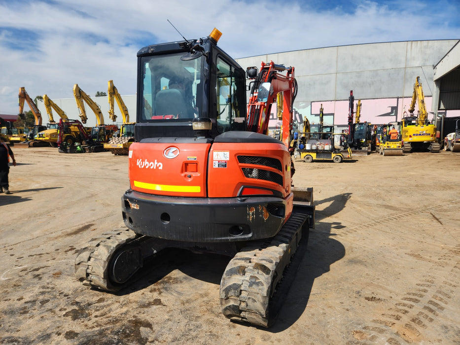 2021 KUBOTA U55-4 WITH A/C CAB, TILT HITCH, ANGLE BLADE, CIVIL SPEC AND 1200HRS