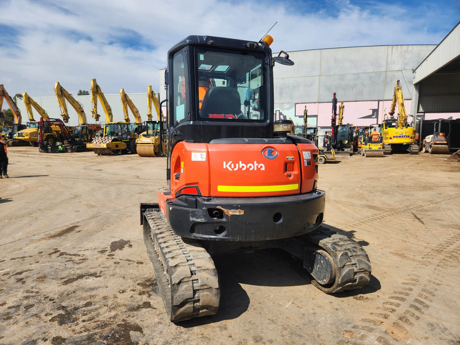 2021 KUBOTA U55-4 WITH A/C CAB, TILT HITCH, ANGLE BLADE, CIVIL SPEC AND 1200HRS