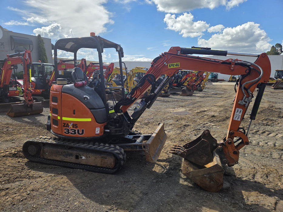 2022 HITACHI ZX33U-5 3.4T EXCAVATOR (M939) WITH HITCH, BUCKETS AND 930 HOURS