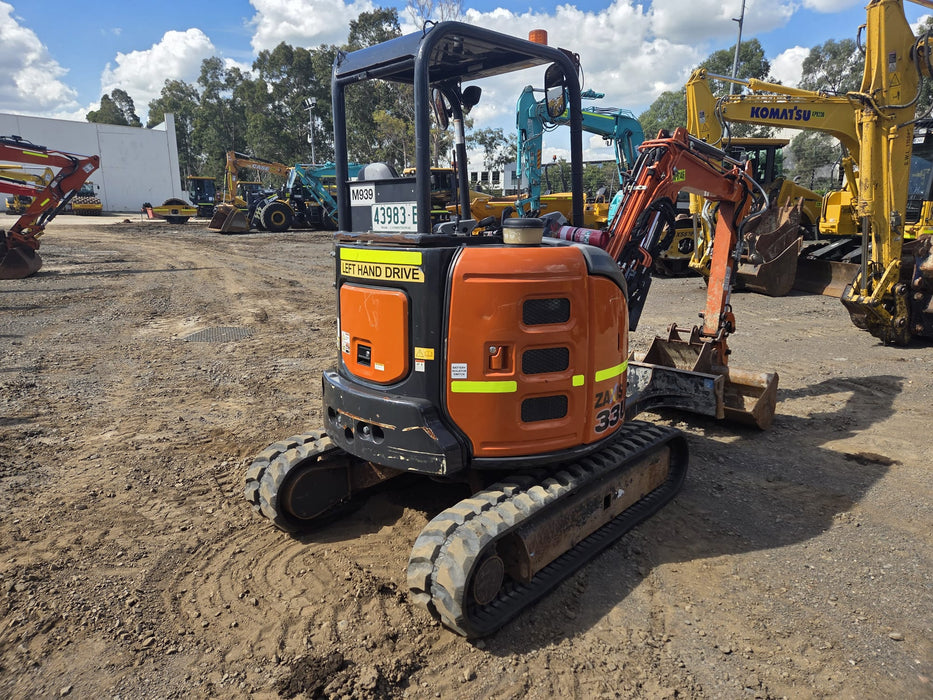 2022 HITACHI ZX33U-5 3.4T EXCAVATOR (M939) WITH HITCH, BUCKETS AND 930 HOURS