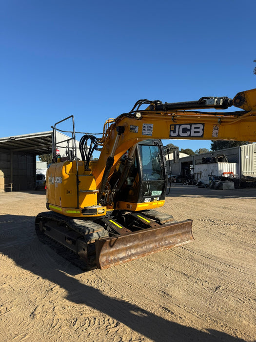 2018 JCB JZ140LC 15T EXCAVATOR WITH TILT HITCH, BUCKETS AND 3750 HRS (E268)