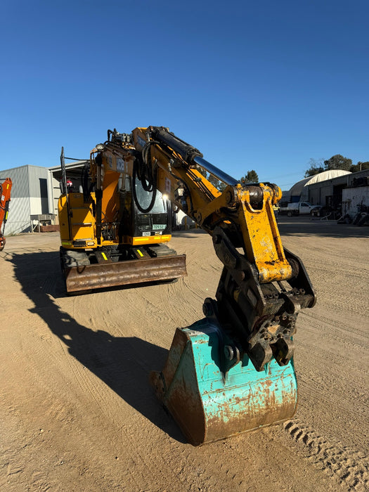 2018 JCB JZ140LC 15T EXCAVATOR WITH TILT HITCH, BUCKETS AND 3750 HRS (E268)