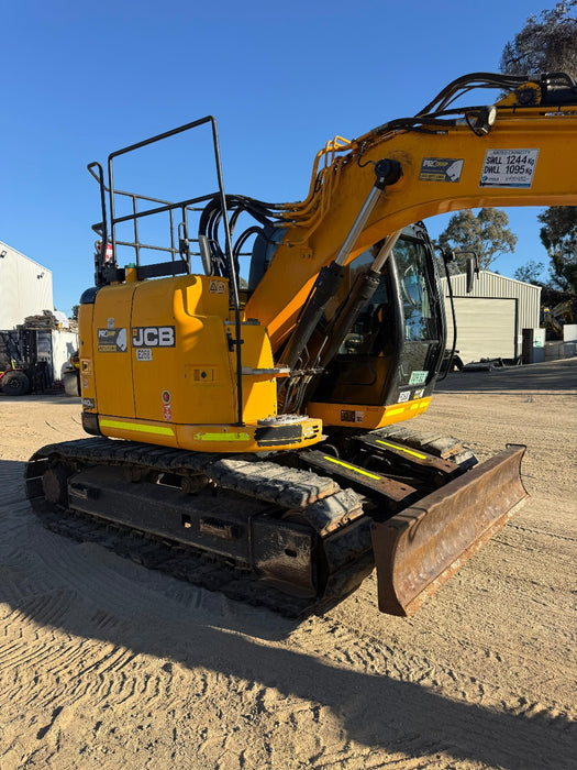 2018 JCB JZ140LC 15T EXCAVATOR WITH TILT HITCH, BUCKETS AND 3750 HRS (E268)
