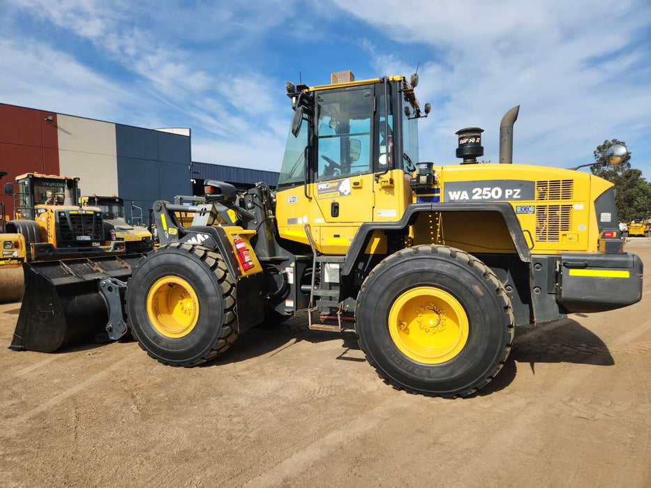 2019 KOMATSU WA250PZ-6 ARTIC WHEEL LOADER WITH HITCH, FORKS, 7395 HOURS