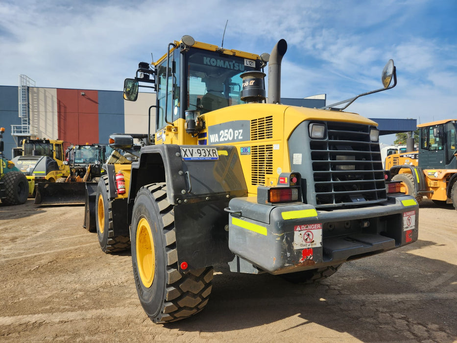 2019 KOMATSU WA250PZ-6 ARTIC WHEEL LOADER WITH HITCH, FORKS, 7395 HOURS