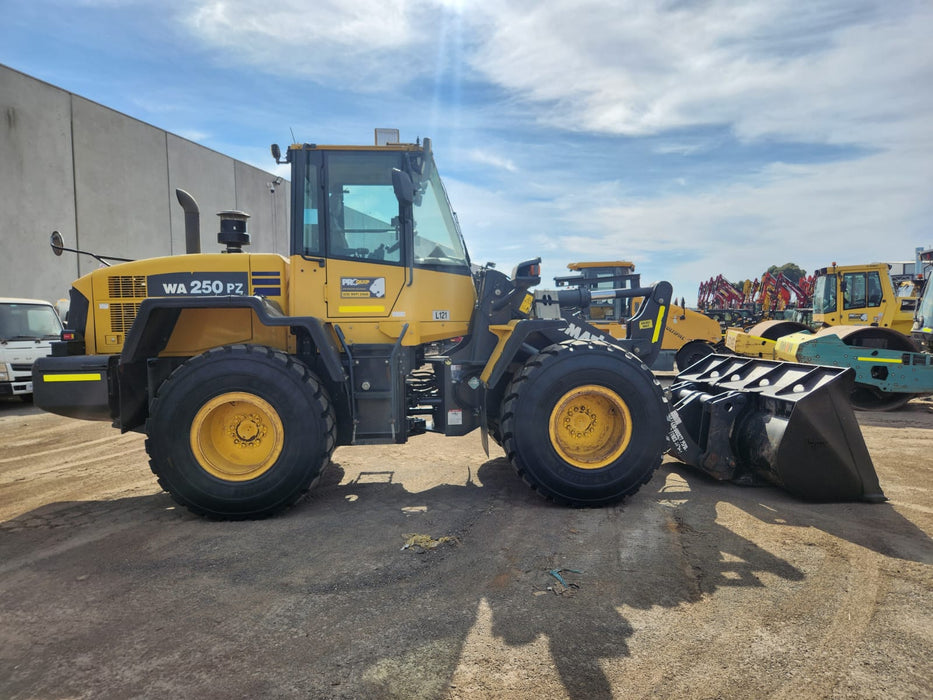 2019 KOMATSU WA250PZ-6 ARTIC WHEEL LOADER WITH HITCH, FORKS, 7395 HOURS