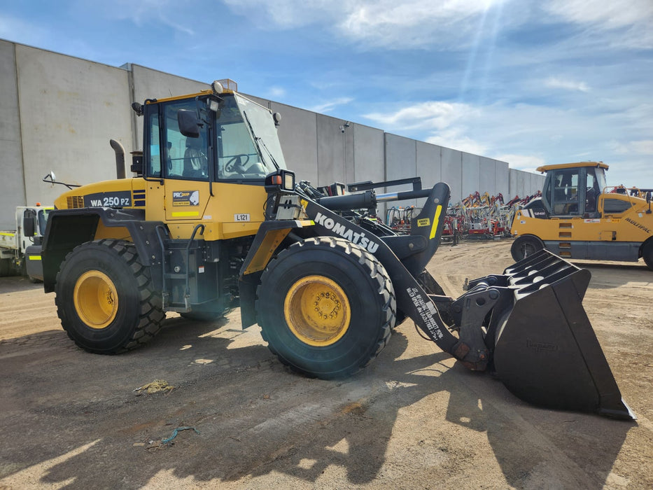 2019 KOMATSU WA250PZ-6 ARTIC WHEEL LOADER WITH HITCH, FORKS, 7395 HOURS