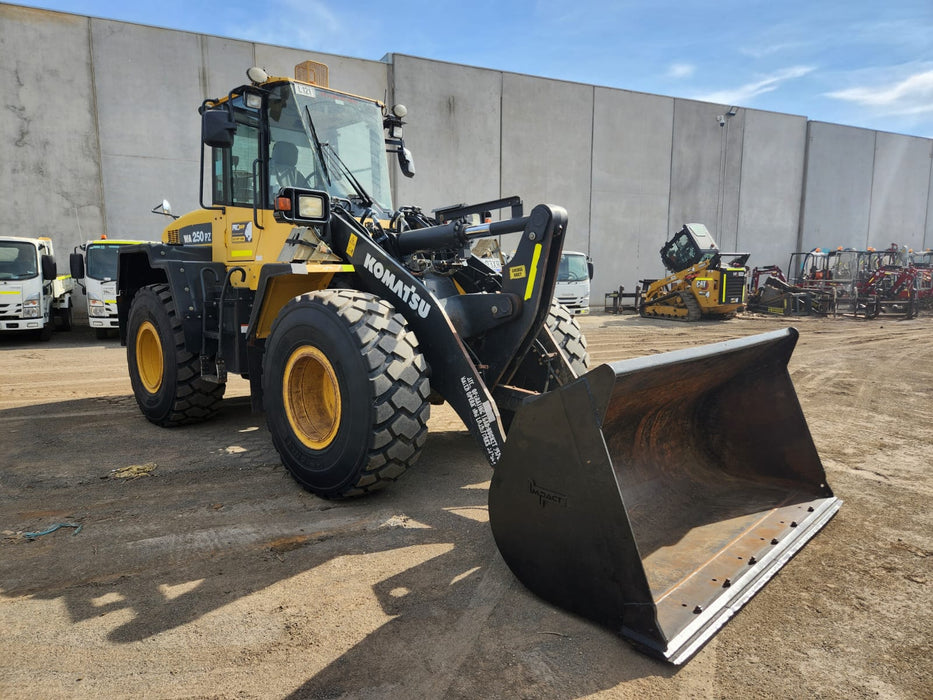 2019 KOMATSU WA250PZ-6 ARTIC WHEEL LOADER WITH HITCH, FORKS, 7395 HOURS