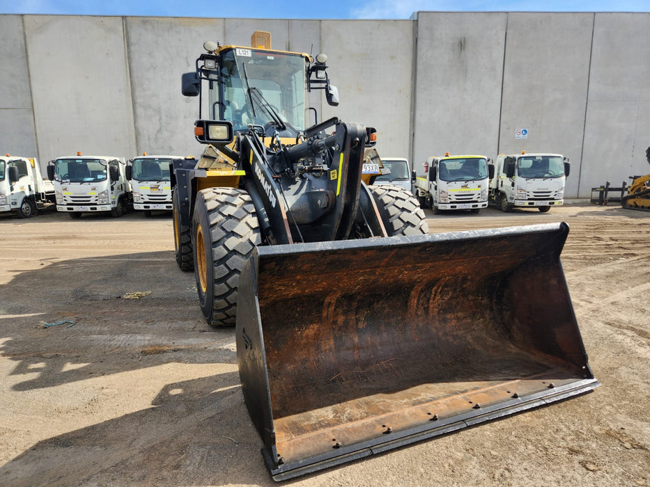 2019 KOMATSU WA250PZ-6 ARTIC WHEEL LOADER WITH HITCH, FORKS, 7395 HOURS