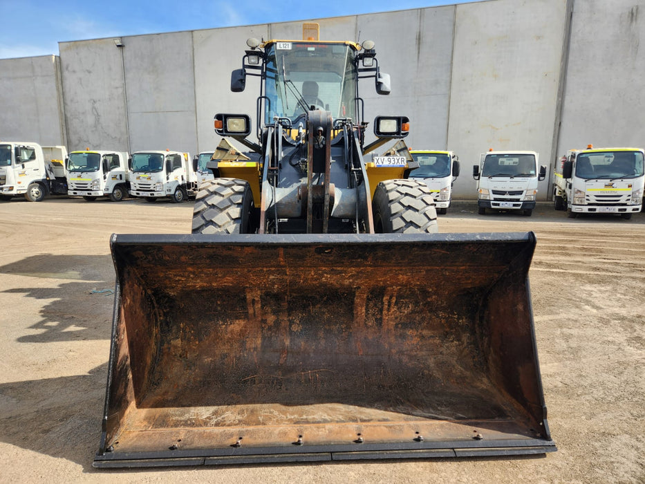 2019 KOMATSU WA250PZ-6 ARTIC WHEEL LOADER WITH HITCH, FORKS, 7395 HOURS