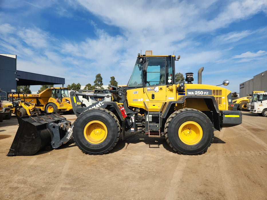 2019 KOMATSU WA250PZ-6 ARTIC WHEEL LOADER WITH HITCH, FORKS, 7395 HOURS