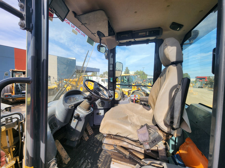 2019 KOMATSU WA250PZ-6 ARTIC WHEEL LOADER WITH HITCH, FORKS, 7395 HOURS