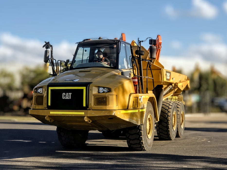 2014 CAT 725C ARTIC DUMP TRUCK (DU318) WITH TAILGATE, CIVIL SPEC AND 13100 HRS