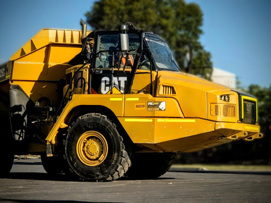 2014 CAT 725C ARTIC DUMP TRUCK (DU318) WITH TAILGATE, CIVIL SPEC AND 13100 HRS