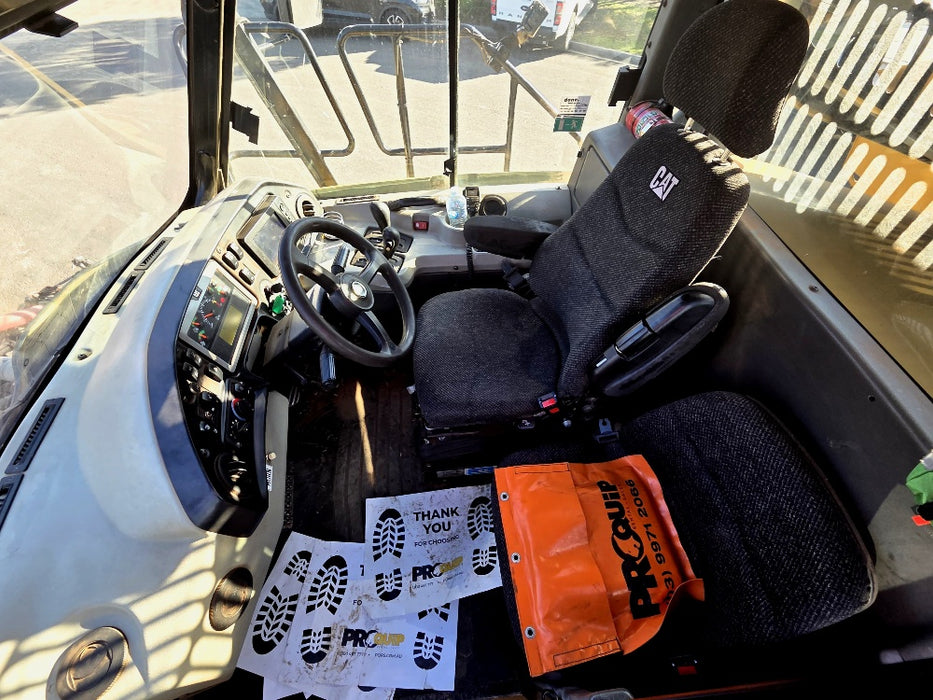 2014 CAT 725C ARTIC DUMP TRUCK (DU318) WITH TAILGATE, CIVIL SPEC AND 13100 HRS