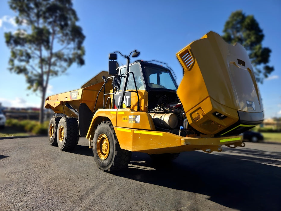 2014 CAT 725C ARTIC DUMP TRUCK (DU318) WITH TAILGATE, CIVIL SPEC AND 13100 HRS