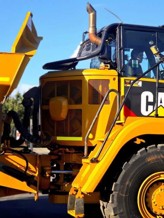 2014 CAT 725C ARTIC DUMP TRUCK (DU318) WITH TAILGATE, CIVIL SPEC AND 13100 HRS