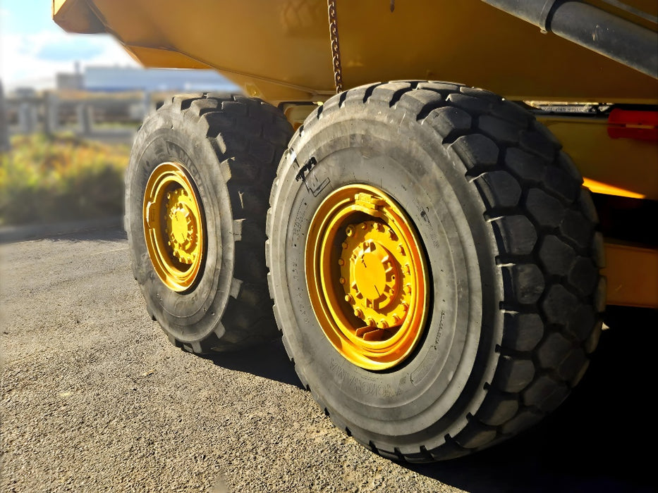 2014 CAT 725C ARTIC DUMP TRUCK (DU318) WITH TAILGATE, CIVIL SPEC AND 13100 HRS