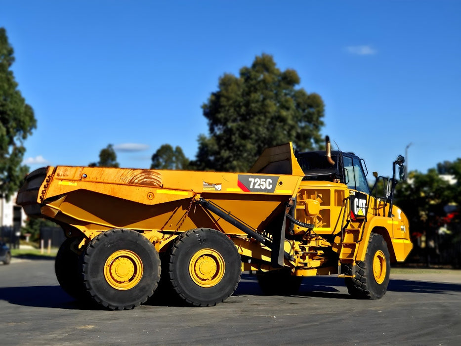 2014 CAT 725C ARTIC DUMP TRUCK (DU318) WITH TAILGATE, CIVIL SPEC AND 13100 HRS