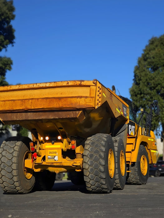 2014 CAT 725C ARTIC DUMP TRUCK (DU318) WITH TAILGATE, CIVIL SPEC AND 13100 HRS