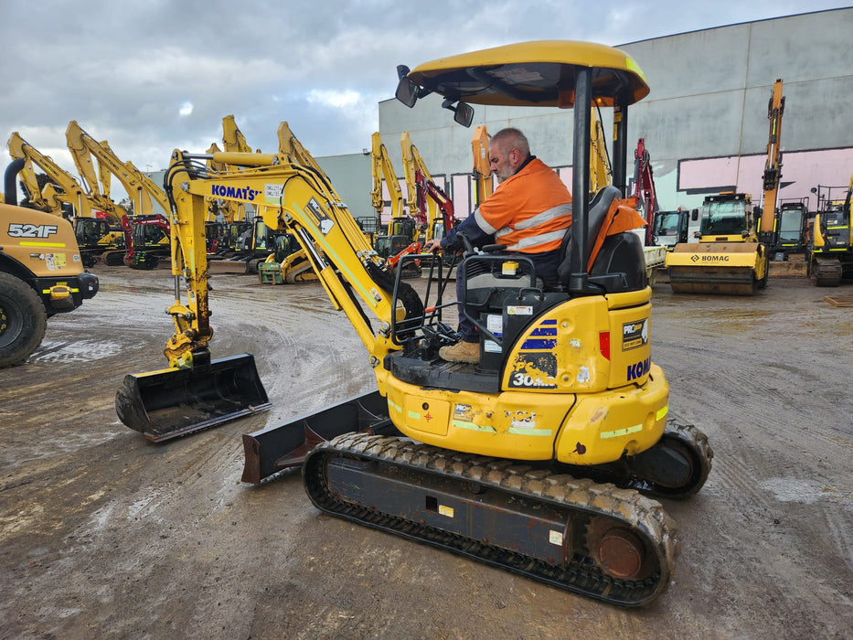 2021 KOMATSU PC30MR-5 3.2T EXCAVATOR (M891) WITH BUCKETS, 900 HOURS