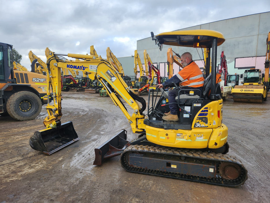 2021 KOMATSU PC30MR-5 3.2T EXCAVATOR (M891) WITH BUCKETS, 900 HOURS