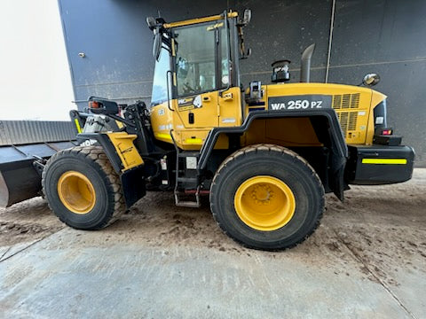 2019 KOMATSU WA250PZ-6 ARTIC WHEEL LOADER WITH HITCH, FORKS, 6850 HOURS